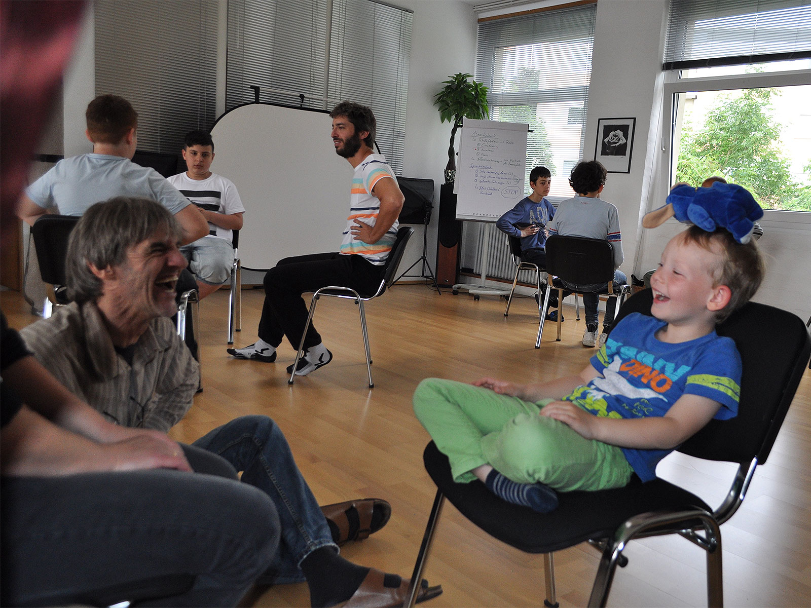 Eine Kinder-Gruppe mit viel Spaß während der Stottertherapie von Stop Stottern