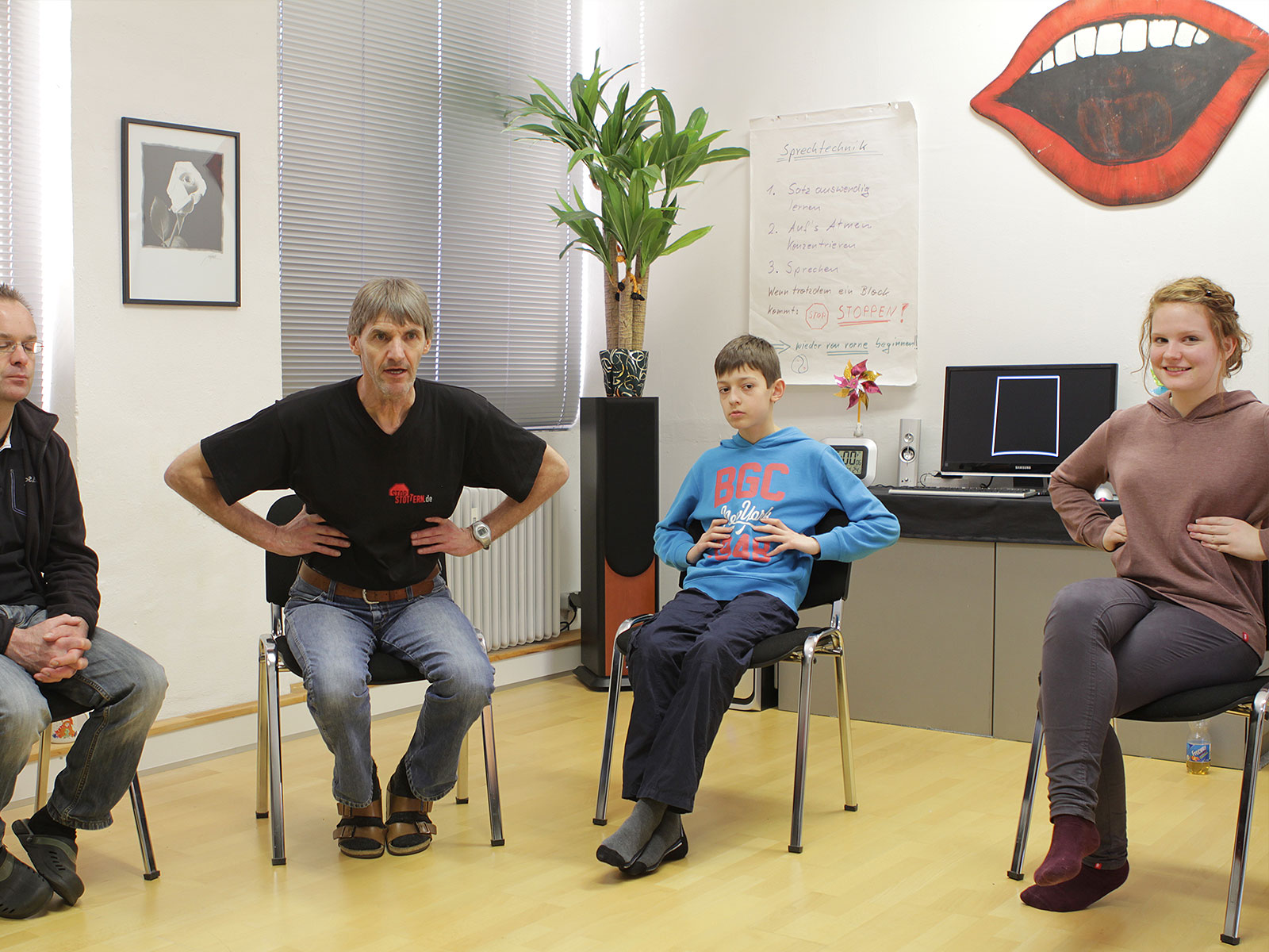 Eine gemischte Gruppe übt die Flankenatmung bei der Stottertherapie