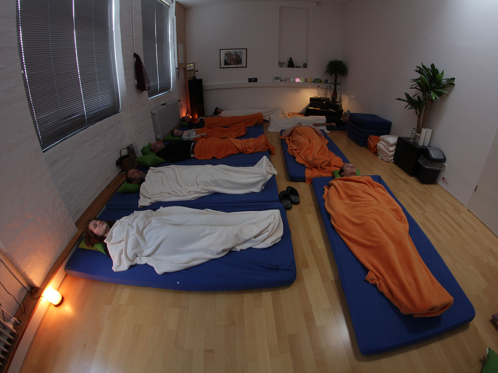 Eine Meditations-Gruppe ist völlig entspannt während der Stottertherapie von Stop Stottern